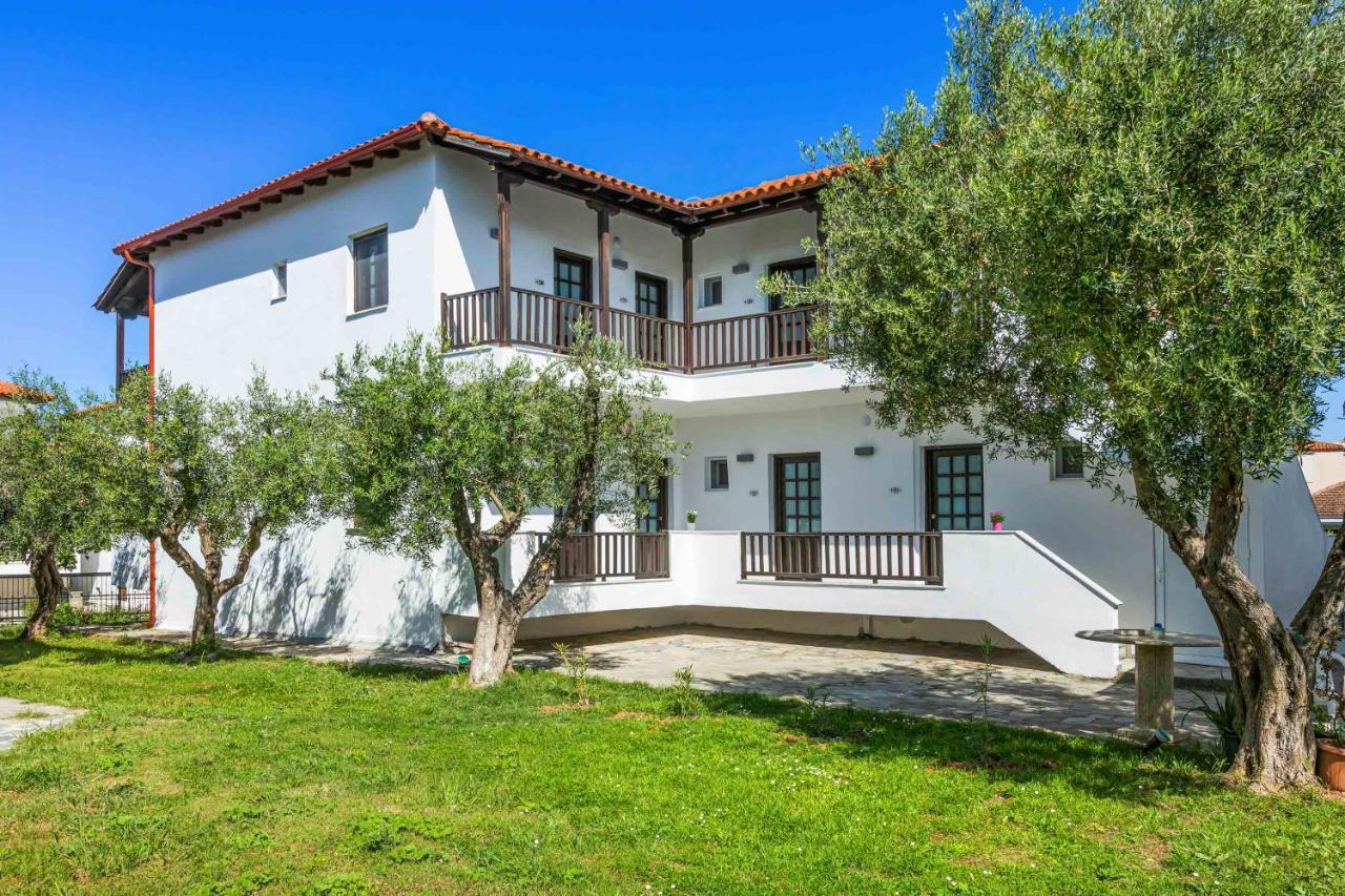 Eleon Suites Áfitos Exterior foto