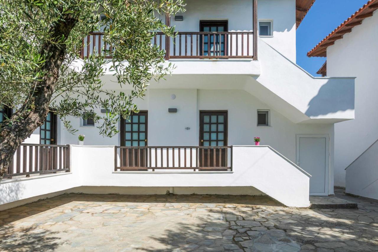 Eleon Suites Áfitos Exterior foto