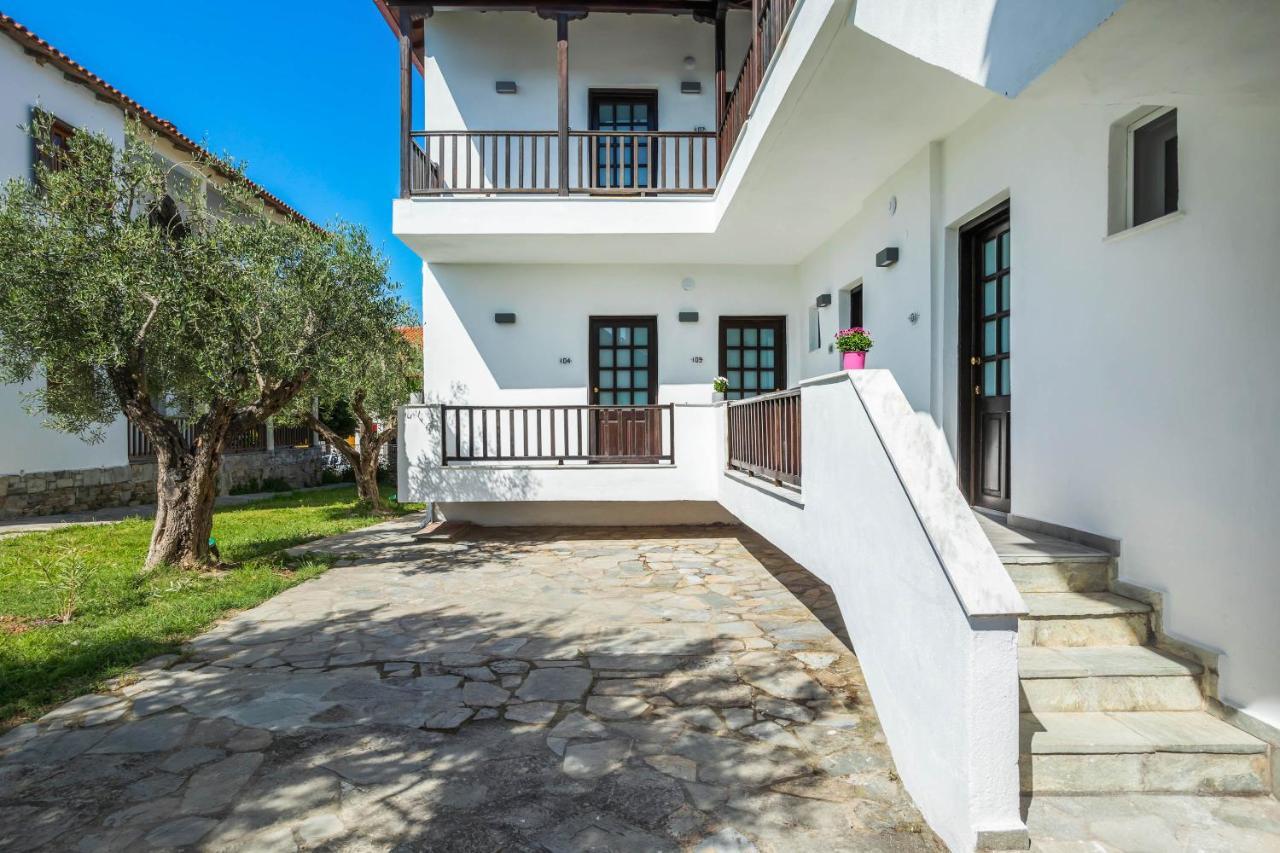 Eleon Suites Áfitos Exterior foto